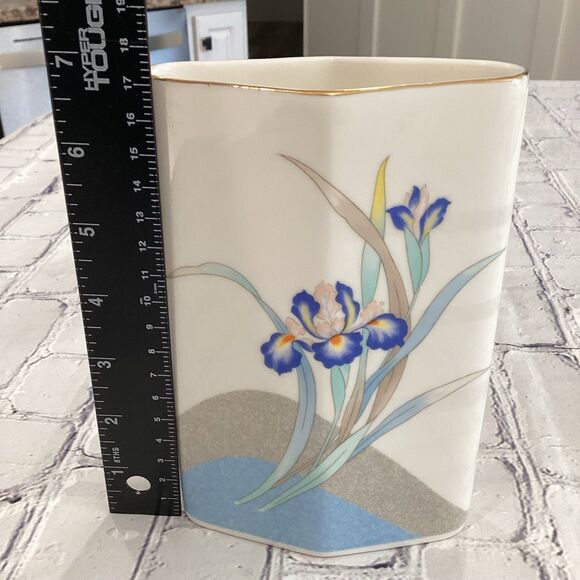 Otagiri Japan Gold Trimmed Iris Accent 7” x 4” (approximately) Vase. - Picture 8 of 10